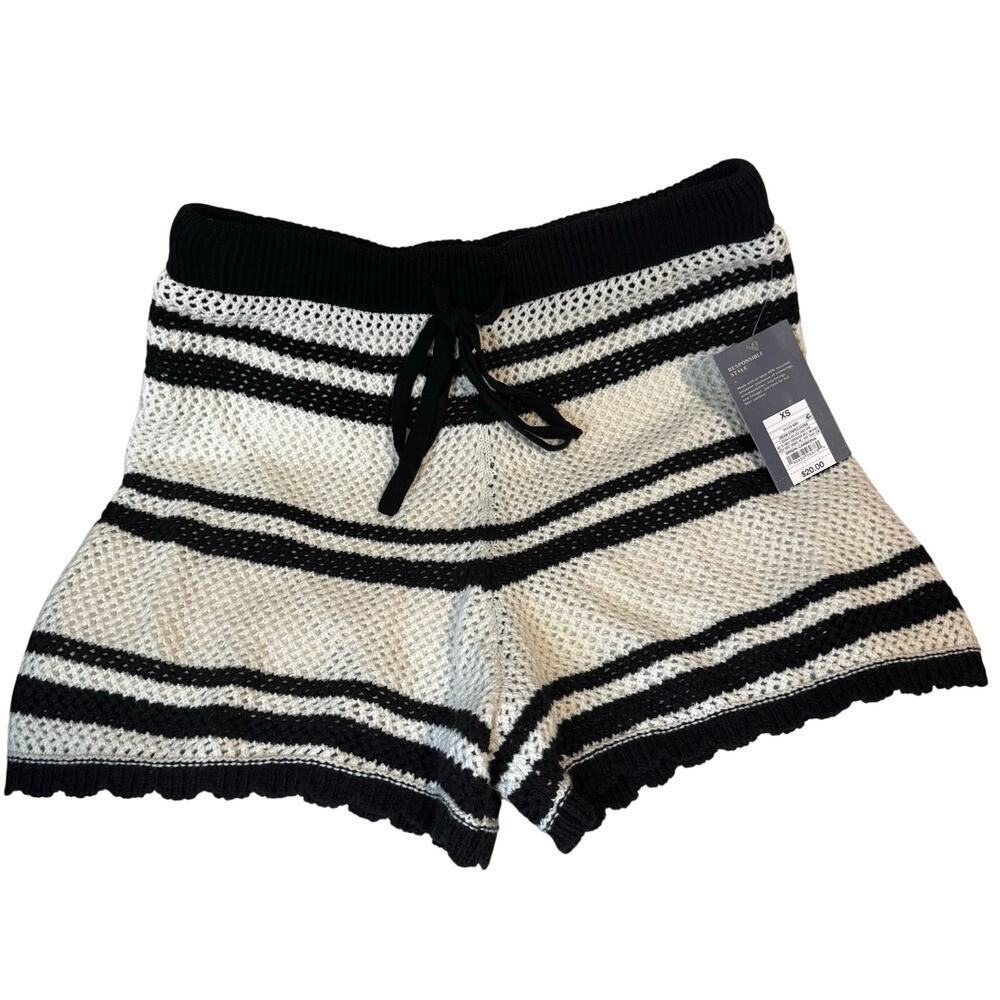 NWT Universal Thread crochet style knit, horizontal striped pattern short shorts